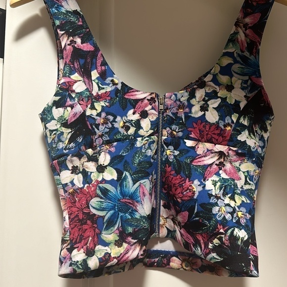 Guess crop top nwt - Picture 3 of 3